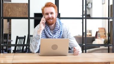 İş yerinde telefonda konuşan adam