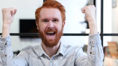 Heyecanlı sakallı adam başarı kutluyor