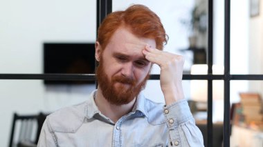 Baş ağrısı, üzgün gergin genç adam