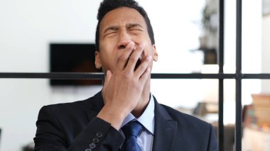 Esneme yorgun adam, portre