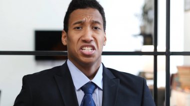 Bağırıyor ve kızgın savunarak işadamı siyah