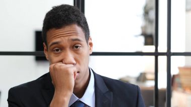 Siyah işadamı işte yatıyor