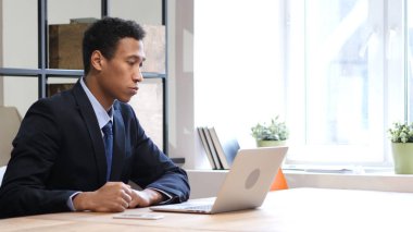 Laptop siyah işadamı tarafından online görüntülü sohbet