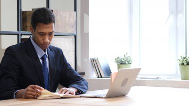 Siyah adam okuma kitabı