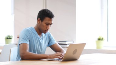 Dizüstü bilgisayarda çalışan adam genç siyah