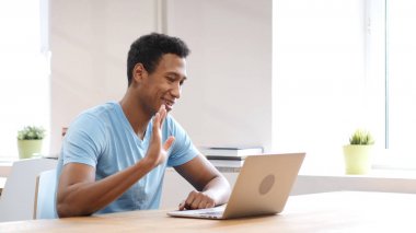 Online Video sohbet etmek üstünde Laptop genç siyah adam tarafından