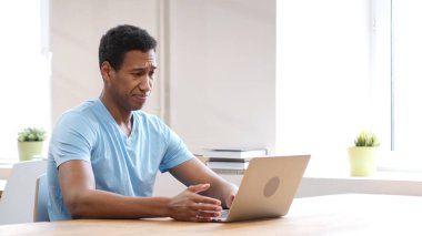 Dizüstü bilgisayarda çalışma kaybı tarafından üzgün siyah adam üzgün