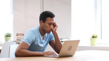 Siyah adam işte yatıyor, jest