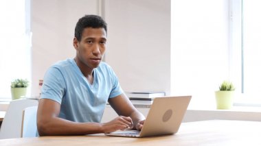 Kamera, Laptop çalışma doğru seyir ciddi siyah adam