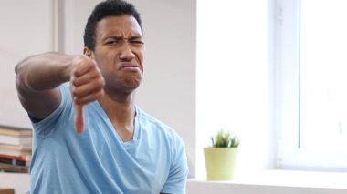 Başparmak aşağı genç siyah adam tarafından