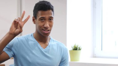 Genç siyah adam zafer işareti