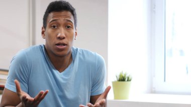 Kızgın genç adam bağırıyor ve savunarak siyah