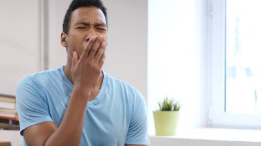 Esneme yorgun adam, portre