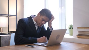 Yorgun siyah işadamı hayatı uyku