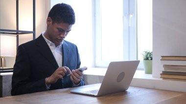 Siyah işadamı iş Smartphone kullanarak