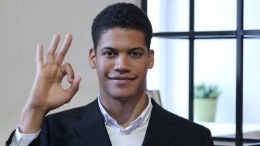 Siyah işadamı Tamam işareti