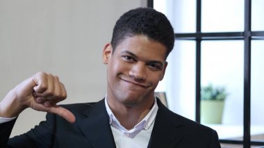 Başparmak aşağı siyah işadamı tarafından