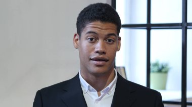 Hayret, sürpriz siyah iş adamı