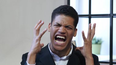 Kızgın siyah işadamı azarlama portre