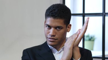 Siyah işadamı, alkışlar adam portresi alkışlar