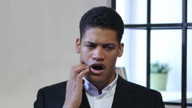 Diş ağrısı, diş ağrısı ile siyah iş adamı