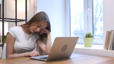 Yorgun kız işte yatıyor