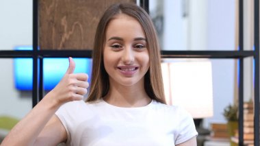 Başparmak yukarıya genç kız tarafından