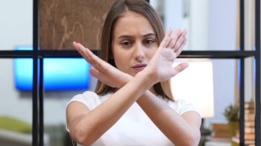 Genç kız tarafından reddetme, sevmeme jest