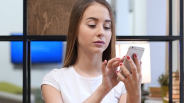 Online tarama için Smartphone kullanarak genç kız