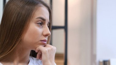 Genç kız yüzünü, yan görünüm düşünme yakın çekim