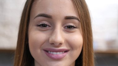 Kız yüzü gülen yakın çekim