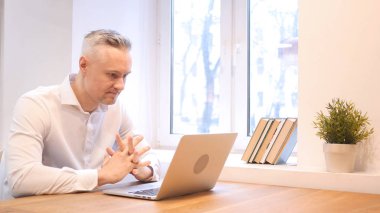 Tartışırken, müzakere müşteri ile konuşan orta yaş adam