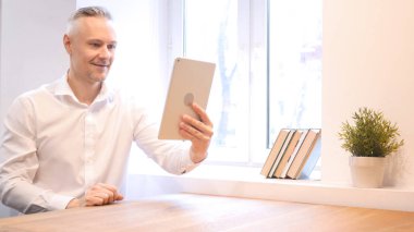 Orta yaş erkek Video sohbet Tablet