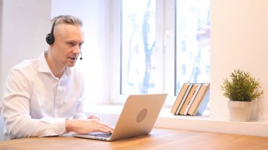 Orta yaş erkek Müşteri Hizmetleri Çağrı Merkezi, söz