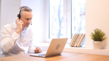 Müşteri Hizmetleri, Çağrı Merkezi, konuşan orta yaş adam