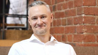 Hayran, mutlu orta yaş erkek