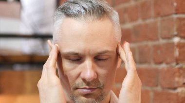 Baş ağrısı, üzgün gergin orta yaş erkek yakın çekim