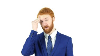 Baş ağrısı, üzgün kırmızı saç sakal işadamı, beyaz arka plan