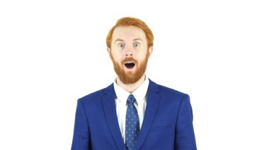 Sürpriz Kızıl saçlı sakallı işadamı, beyaz arka plan tarafından hayran