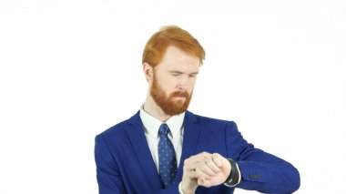 Kullanarak Smartwatch, kırmızı saç sakal işadamı, beyaz arka plan