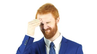 Baş ağrısı, üzgün kırmızı saç sakal işadamı