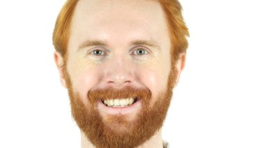 Kızıl saçlı sakallı adam yüzü gülen yakın çekim