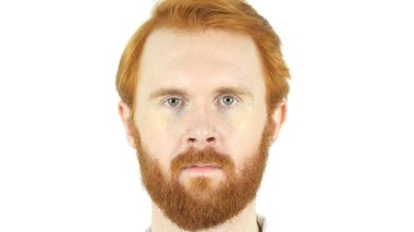 Ciddi Kızıl saçlı sakallı adam yüz