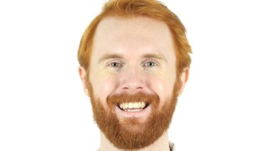 Kızıl saçlı sakallı adam yüzü gülüyor