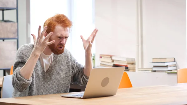 Homem irritado enlouquecendo enquanto trabalhava no laptop — Fotografia de Stock