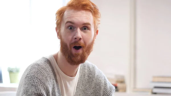 Sorprendido hombre sorprendido con cabellos rojos —  Fotos de Stock