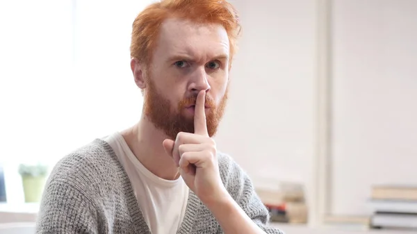 Stil, stilte gebaar door Man met rode haren — Stockfoto