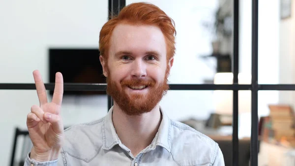 Señal de victoria por Barba Hombre — Foto de Stock