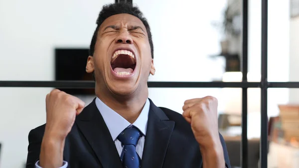Porträtt av skrikande Happy svart affärsman — Stockfoto
