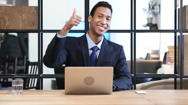 Tummen upp av svart affärsman medan du arbetar på Laptop — Stockfoto